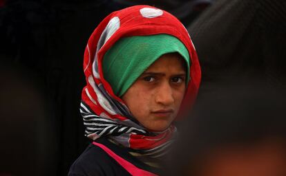 A displaced Syrian child, who fled the countryside surrounding the Islamic State (IS) group stronghold of Raqa, stands at a temporary camp in the village of Ain Issa on April 28, 2017. / AFP PHOTO / DELIL SOULEIMAN