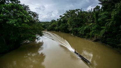 Um indígena navega pela Amazônia equatoriana.