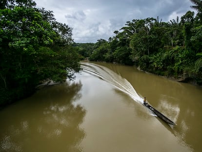 Um indígena navega pela Amazônia equatoriana.