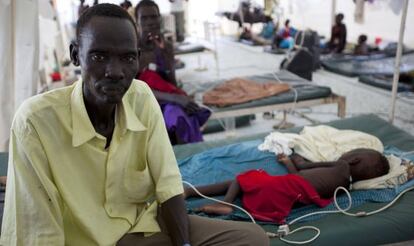 Un hombre agurad junto a la cama de su hija, enferma de malaria, en Sudán del Sur, el pasado septiembre.