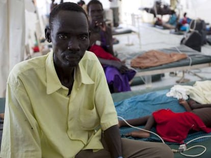 Un hombre agurad junto a la cama de su hija, enferma de malaria, en Sudán del Sur, el pasado septiembre.