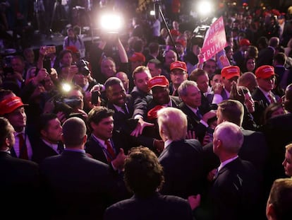 O presidente eleito Donald Trump cumprimenta o público depois de seu discurso de vitória.