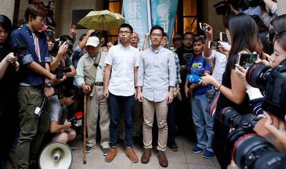 Los activistas prodemocr&aacute;ticos Joshua Wong y Nathan Law ante el Tribunal Supremo de Hong Kong este martes