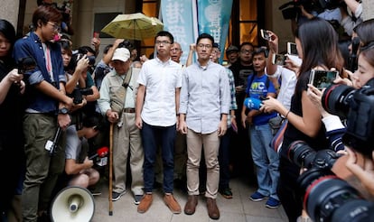 Los activistas prodemocr&aacute;ticos Joshua Wong y Nathan Law ante el Tribunal Supremo de Hong Kong este martes