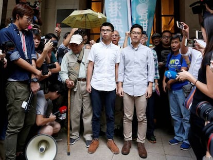 Los activistas prodemocr&aacute;ticos Joshua Wong y Nathan Law ante el Tribunal Supremo de Hong Kong este martes
