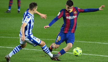 Pedri ante Gorosabel, en el partido entre el Barcelona y la Real Sociedad.