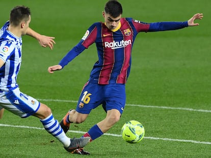 Pedri ante Gorosabel, en el partido entre el Barcelona y la Real Sociedad.