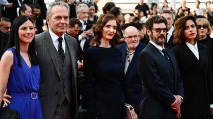 El reparto de 'Cerrar los ojos', de Víctor Erice: Helena Miquel, José Coronado, Ana Torrent, Manolo Solo y María León, el lunes en Cannes.