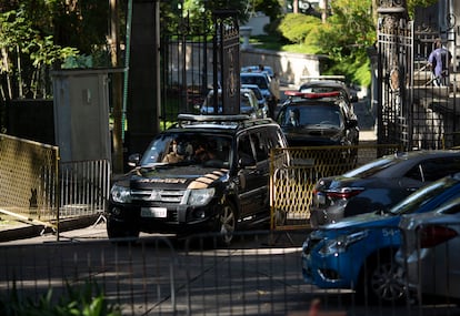 Agentes da PF deixam o Palácio das Laranjeiras, sede do Governo do Rio de Janeiro, nesta terça-feira, 26 de maio.