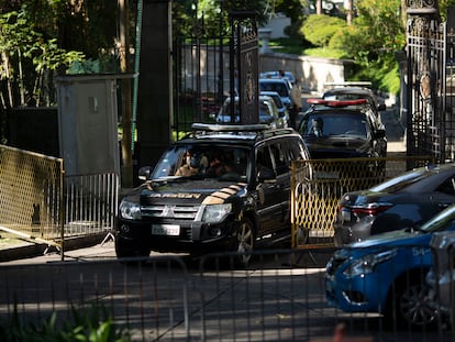 Agentes da PF deixam o Palácio das Laranjeiras, sede do Governo do Rio de Janeiro, nesta terça-feira, 26 de maio.