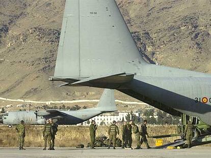 Soldados españoles descargan un Hércules en el aeropuerto de Kabul en enero de 2002.