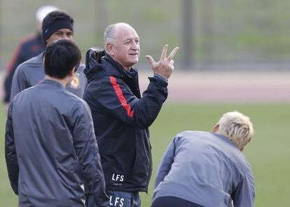 Scolari durante el entrenamiento del Guangzhoy en Yokohama. 