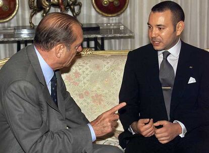 El presidente francés, Jacques Chirac, conversa con el rey de Marruecos, Mohamed VI.