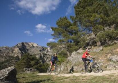 Ruta para bicicletas de montaña en el Parque Natural de las Sierras de Cazorla, Segura y Las Villas, en Jaén.