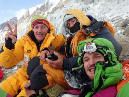 Entre la mañana del viernes y la madrugada del sábado, la expedición polaca al K2 logra rescatar con vida a una alpinista francesa congelada