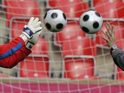 Petr Cech en entrenamiento con la selección de la República Checa.