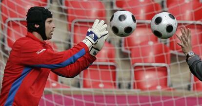 Petr Cech en entrenamiento con la selección de la República Checa.