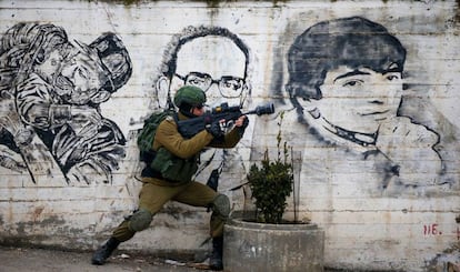 Un soldado israelí afronta una protesta palestina, el miércoles en Cisjordania.