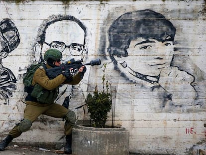 Un soldado israelí afronta una protesta palestina, el miércoles en Cisjordania. 