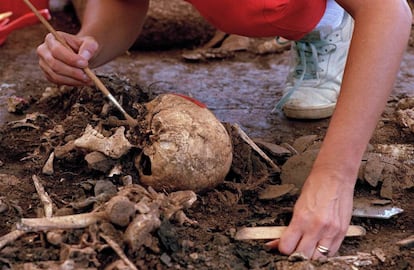Forenses recuperan en 1992 los restos de al menos 50 niños asesinados en El Mozote