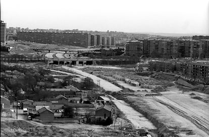 Obras de construcción de la M-30, de Madrid. En el centro, el puente de la N-II Al fondo, el barrio de la Concepción y a la derecha, el Parque de las Avenidas.