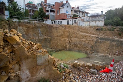 Vista de la parcela donde antes estaba la casa solariega Irurak-Bat, en Getxo (Bizkaia).