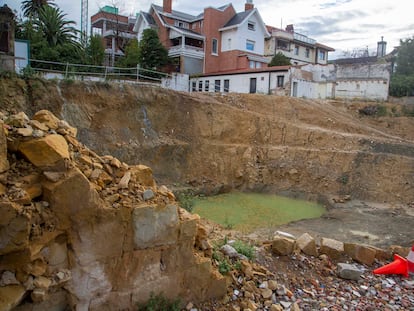 Vista de la parcela donde antes estaba la casa solariega Irurak-Bat, en Getxo (Bizkaia).