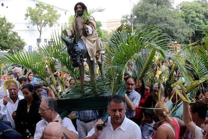 Fieles católicos paraguayos participan del "ñemongarai", el acto de bendecir las palmas artesanales, conocidas como "pindó", en el Domingo de Ramos, que da inicio a la Semana Santa, en la Catedral de Asuncíon.