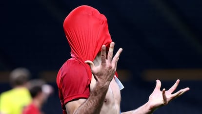 Mikel Oyarzabal celebra el primer gol de la selección en los Juegos Olímpicos. Este resultado deja a España primera del Grupo C con cuatro puntos y hace que le valga incluso el empate en la última jornada contra Argentina para obtener plaza en los cuartos de final de los Juegos Olímpicos de Tokio. 