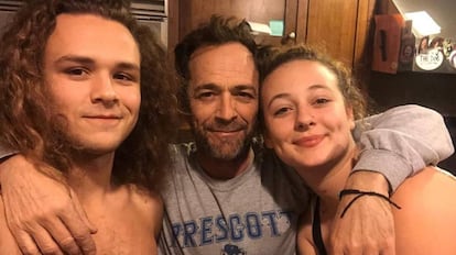 El actor Luke Perry junto a sus hijos, Jack y Sophie.