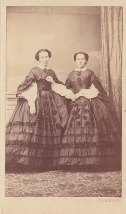 Dos mujeres luciendo el mismo traje, hacia 1860. Estudio de Martínez de Hebert. Colección de Stéphany Onfray.