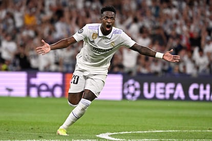  Vinicius Junior celebra tras marcar el primer gol de su equipo 