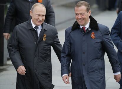 O presidente russo, Vladimir Putin (à esq.), e o primeiro-ministro Dmitri Medvedev (à dir.) caminham pela praça Vermelha durante a celebração do Dia da Vitória.