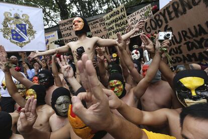 Miembros de la fraternidad Alfa Pi Omega desnudos cantan el himno de su universidad durante la carrera anual "Oblation" en la Universidad de Diliman, al este de Manila, Filipinas. Los universitarios recordaron a las víctimas del Tifón Haiyan, que según las autoridades, ascendieron a 6.009 muertos. En su último informe, el Consejo Nacional de Gestión y Reducción de Riesgo de Desastres situó además el número de heridos en 27.022 y en 1.779 el de desaparecidos. El organismo gubernamental estimó que más de 16 millones de personas han quedado afectadas por el tifón en 591 municipios, de las que 101.646 están alojadas en 383 centros de evacuación.