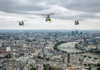 Helicópteros militares sobrevuelan Londres durante la exhibición aérea de la Royal Air Force. 