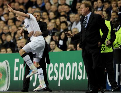 El entrenador portugués sujeta a Bale, a punto de caer, en el partido de ayer contra el Tottenham.