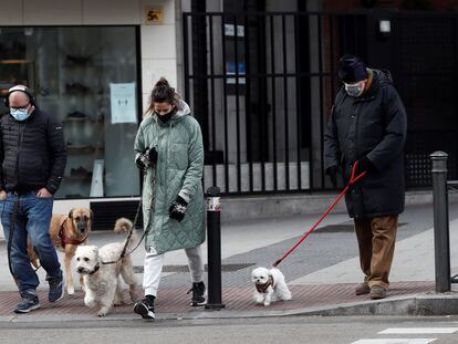 Vista de la calle de General Perón, en una de las cuatro zonas básicas de salud en las que la Comunidad de Madrid amplió las restricciones de movilidad este lunes 28 de diciembre.