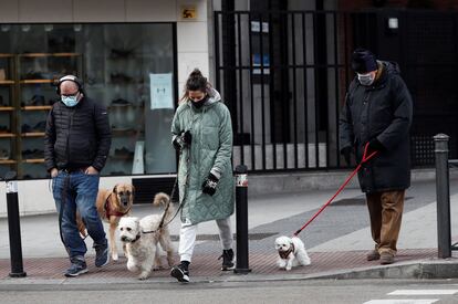 Vista de la calle de General Perón, en una de las cuatro zonas básicas de salud en las que la Comunidad de Madrid amplió las restricciones de movilidad este lunes 28 de diciembre.