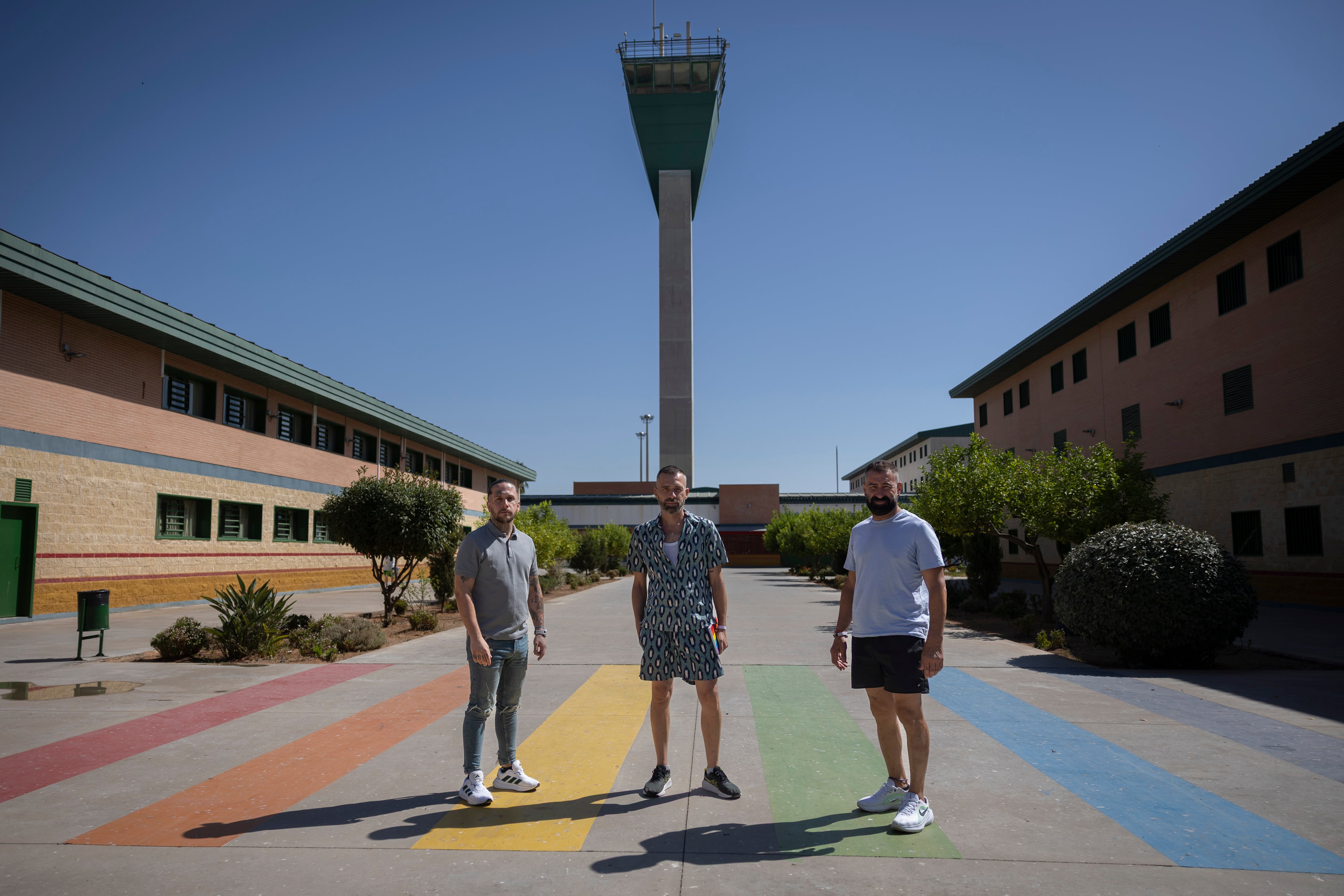 De izquierda a derecha Juanlu, Juan y Fran, reclusos y miembros del colectivo LGTBIQ+ en el centro penitenciario Sevilla II, en a localidad de Morón de la Frontera.
