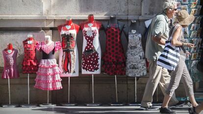 Una pareja de turistas pasea por el centro de Sevilla.