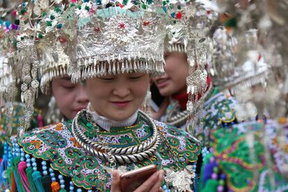 Algunas mujeres vestidas con trajes tradicionales de Dong celebran el Año Nuevo Chino en Liping (China).