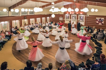 Para conocer esta tradición, incluida por la Unesco en su lista del patrimonio inmaterial, basta con asistir los jueves por la noche a una ceremonia sema oficiada por el Centro Cultural Silivrikapi Mevlana. Después de ver a los bailarines (los derviches giróvagos) se puede participar en un coloquio con los místicos para recabar más información sobre la práctica y la teoría de esta ceremonia sufí.