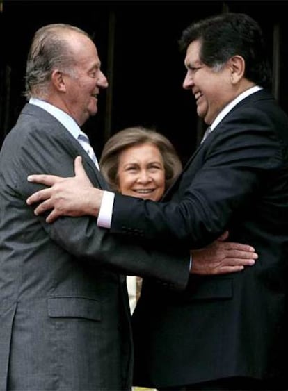 El Rey saluda al presidente de Perú, Alan García, en Lima.