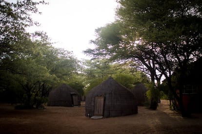 Cabañas al estilo bosquimano. Estas pertenecen al camping Trail Blazers y los turistas que lo deseen pueden alojarse en ellas para entender cómo viven los indígenas. Ellos, cuando salen del asentamiento para trabajar, se alojan en granjas o casas con baños, cocina, dormitorios, etc, pero según Noleen Seymour, directora de este camping, ellos prefieren dormir en estas cabañas y sobre el suelo, no en un colchón.