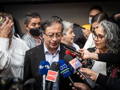 Gustavo Petro responde preguntas de los medios en enero de 2022. Nathalia Angarita/Bloomberg