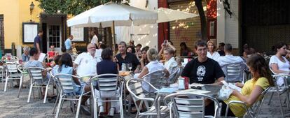 Clientes en un bar de Sevilla