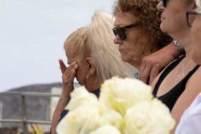 Familiares y allegados emocionados durante el homenaje a las víctimas mortales del vuelo JK5022 de Spanair, en el monumento "Luces en el vacío", en Las Palmas de Gran Canario.