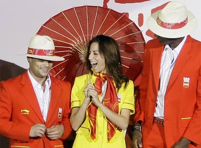 Deferr, Almudena Cid y Jackson Quiñónez, vestidos para el desfile.