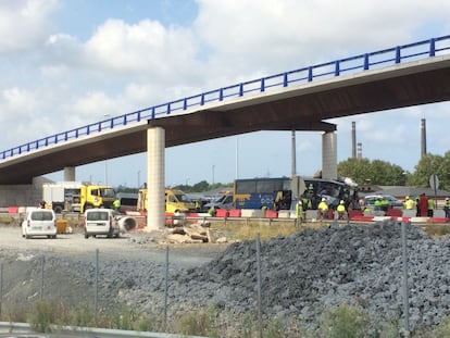 Un autobús de viajeros ha impactado frontalmente contra un pilar de un viaducto en la variante de Avilés.