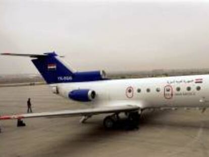 Fotografía facilitada por la agencia oficial de noticias siria (SANA) que muestra un avión de pasajeros en el aeropuerto de Alepo (norte de Siria), después de su reapertura hoy, miércoles 22 de enero de 2014. El primer avión civil en más de un año aterrizó hoy en el aeropuerto de Alepo después de que las autoridades restablecieran la seguridad en sus alrededores, informaron medios oficiales sirios.